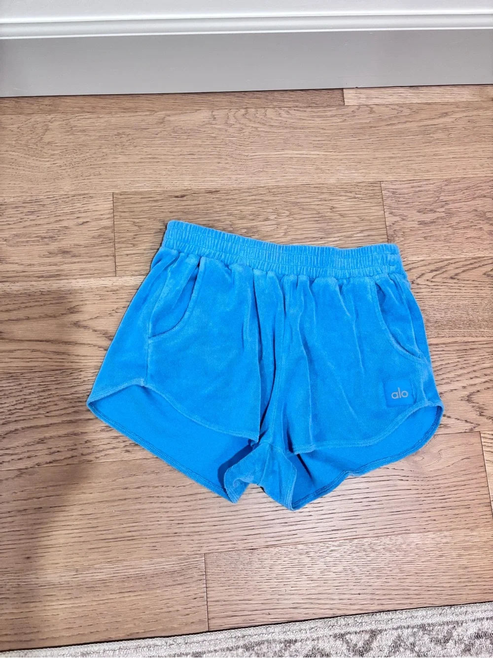 Alo terry high-waist beachside short blue splash